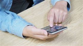 許多iPhone用戶發現更新手機到iOS 18後，速度變慢且耗電速度變快。（示意圖／photoAC）