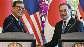 日本首相石破茂（左）今日在吉隆坡與馬來西亞首相安華（右）會談。（圖／美聯社／達志影像）