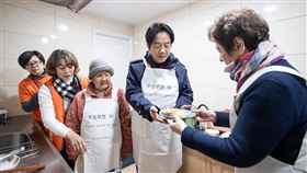 賴清德與長者一同圍爐、煎菜頭粿（圖／總統府提供）