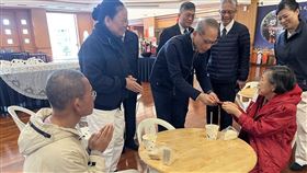 慈濟基金會執行長顏博文，親赴三重靜思堂關心受災民眾。(圖/慈濟提供)
