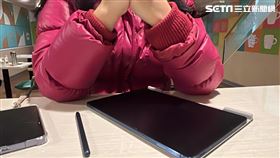 女博士生講到過去的遭遇，忍不住流淚。（圖／記者黃翎瑄攝）