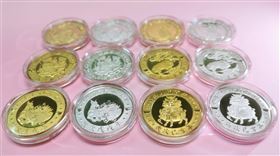 名門易理楊登嵙教授（右）與竹山鎮 紫南宮主委莊秋安（左）手持2025年蛇年錢母套幣。（圖／楊登嵙提供）