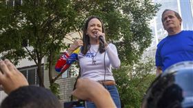 馬查多在數以千計名反對派支持者中，並登上一輛皮卡車。（圖／美聯社／達志影像）