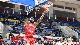 ▲TPBL臺北台新戰神洋將羅賓森雙手暴扣。（圖／記者劉彥池攝影）