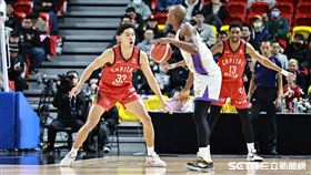 ▲TPBL臺北台新戰神前鋒雷蒙恩防守桃園永豐雲豹洋將克羅馬。（圖／記者劉彥池攝影）