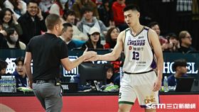 ▲TPBL桃園台啤永豐雲豹前鋒林信寬投進三分球和總教練擊掌。（圖／記者劉彥池攝影）