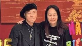 蔡一傑(左)出席哥哥蔡一智60歲生日趴，兄弟在蛋糕前合照。（圖/翻攝蔡一智IG）