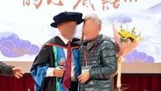 阿俊（中）上台領取博士證書，與母親（右）相擁而泣。（圖／香港政府新聞處）