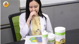 受害人之一的林安安出面爆料多位女員工遭到行銷部徐姓女經理職場霸凌。（圖／黃鵬杰攝）