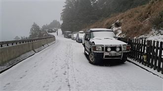 合歡山持續降雪！雪深10公分成銀白世界