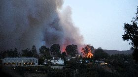 洛杉磯野火  太平洋斷崖陷入火海