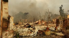 洛杉磯野火肆虐  摧毀民宅