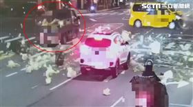 小貨車闖紅燈連撞２車，載有的菜全灑出一地。（圖／翻攝畫面）

