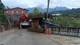 新北市淡水區今天（11日）上午9時許發生一起工安意外，一輛怪手小中寮北5線3K處施工時，不明原因翻覆，警消人員獲報到場救援，發現駕駛受困在車內，經雇主另外通知其他大型機械到場後，已協助駕駛脫困，駕駛意識清醒，已由救護車送醫救治，詳細事發原因仍待調查釐清。
