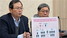 麻疹再增3例皆中部醫院群聚相關  莊人祥說明衛福部疾管署10日召開臨時記者會，由署長莊人祥（左）親自主持並說明中部某醫院麻疹群聚事件關聯圖，也指出國內新增3例麻疹確定病例皆與中部醫院群聚事件相關，疫情沒有擴大狀況。中央社記者曾以寧攝  114年1月10日