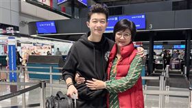 崔佩儀（右）送貝克宇到美國念書。（圖／翻攝臉書）