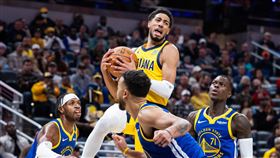 ▲柯瑞（Stephen Curry）沒打，勇士成為溜馬5連勝祭品。（圖／路透社／達志影像）