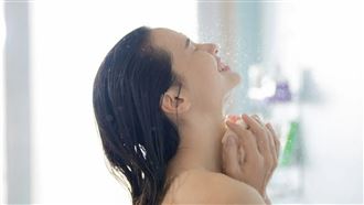 天天洗澡是傻子！醫曝「最佳頻率、時間」