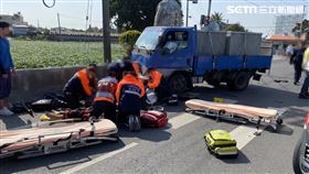 老夫妻與貨車擦撞後卡在車頭下被拖行雙亡。（圖／翻攝畫面）