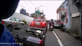 男子怪異爬牆的畫面，讓路過民眾看傻眼。（圖／翻攝自我愛新莊人）