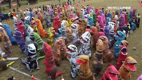 數百隻恐龍聚競速　「邁」換裝下場狂奔