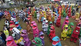 數百隻恐龍聚競速　「邁」換裝下場狂奔