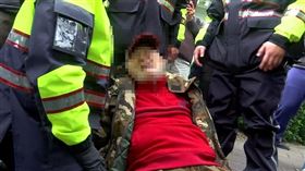 有民眾鬧事遭警方壓制，去又突然喊不適。（圖／翻攝畫面）