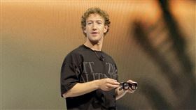 Meta首款AR眼鏡亮相Meta公司25日在美國加州舉辦Connect 2024年度開發者大會，執行長祖克柏（圖）手持旗下首款全像影像技術的擴增實境（AR）眼鏡Orion原型機，展現瞄準消費市場企圖心。中央社記者吳家豪孟羅公園攝 113年9月26日