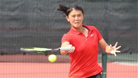 台灣女雙選手吳芳嫺星國賽事迎戰荷蘭選手台灣女雙組合陳佩萱、吳芳嫺19日在新加坡舉行的國際網球總會（ITF）賽事決賽中奪得亞軍，圖為吳芳嫺擊球全力迎戰荷蘭選手。中央社記者黃自強新加坡攝　108年1月19日