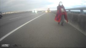 國道,散步,紅衣,沒錢,苗栗,國3（圖／翻攝畫面）