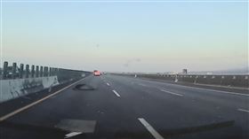 國道驚魂記！貨車「狂噴裝」木板砸賓士車