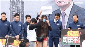 ▲民眾黨於自由廣場舉行【111拒絕綠色威權 還我司法正義】集會活動，國民黨立委也現身力挺（圖／記者鄭孟晃攝影）