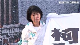 ▲陳佩琪泣秀「柯爸病危請讓阿北回家盡孝」布條