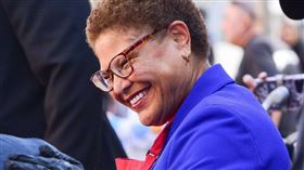 洛杉磯市長巴斯（Karen Bass）　Ｘ