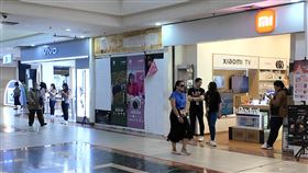 中國手機品牌商店印尼學者指出，中國手機品牌的銷售量在印尼手機市場中名列前茅，當iPhone 16遭禁售，中國智慧型手機在印尼的影響力可能更大。圖為雅加達南區商場販售中國手機品牌小米和vivo店家。中央社記者李宗憲雅加達攝  114年1月11日