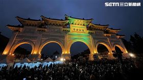 ▲111釘孤枝集會自由廣場牌樓打綠光（圖／記者鄭孟晃攝影）