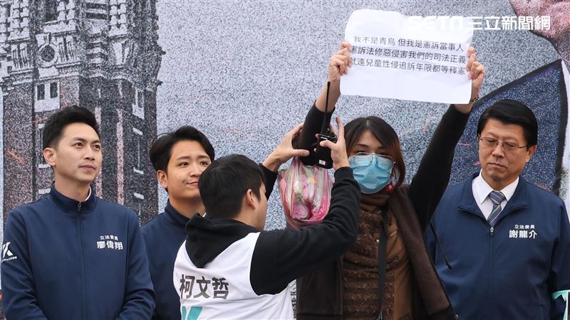 憲訴當事人衝小草集會舞台！遭白請下台