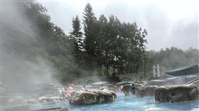 低溫來襲  民眾泡溫泉驅寒中央氣象局27日針對苗栗以北、金門等8縣市發布低溫特報；氣象專家吳德榮表示，28日白天氣溫回升，下一波冷空氣30日起影響台灣。圖為民眾27日在宜蘭鳩之澤泡溫泉驅寒。中央社記者王飛華攝  110年12月27日