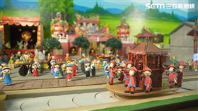 用捏麵人和旋轉壽司輪盤做成的廟會縮影（圖／翻攝自寶島神很大）