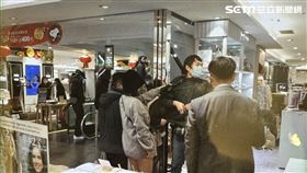 北市黃男在某百貨公司偷拍女子遭逮。（圖／民眾提供）