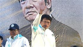 民眾黨司法節集會　黃國昌向群眾揮手致意台灣民眾黨「111釘孤枝！萬人捍衛司法正義」活動11日在自由廣場登場，民眾黨代理主席黃國昌（右）壓軸登場，向現場所有支持者揮手致意。中央社記者徐肇昌攝  114年1月11日