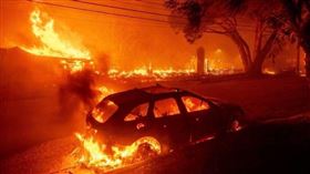 洛杉磯野火焚燒，在社群上掀起陰謀論。（圖／美聯社／達志）