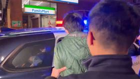 黃男手法相當熟捻，偷拍恐怕早已不是第一次。（圖／翻攝畫面）