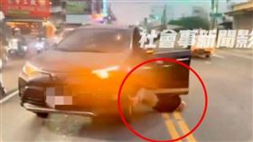 孫男駕車追撞前車後，下車時忘拉手煞車險被輾過，該車直到撞上民宅鐵捲門才停下。（圖／翻攝社會事新聞影音）