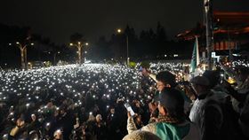 黃國昌在臉書發文高喊，打倒綠色威權找回司法正義，感謝大家。111只是開始，我們的隊伍會越來越壯大！（圖／翻攝自黃國昌臉書）