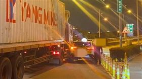 唱〈必巡〉歌手曾瑋中車禍！計程車遭夾擊