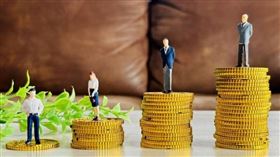 一名女網友感嘆，若是沒有家庭背景支持，普通人很難有所成就。（示意圖／photoAC）