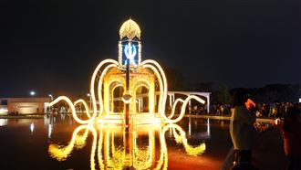 屏東燈節點燈　「梅杜莎的宮殿」迷幻朦朧