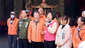 兼任民進黨新北市黨部主委的立委蘇巧慧今（12）日上午她前往「汐止媽」濟德宮參拜並發放春聯。（圖／民進黨新北市黨部提供)