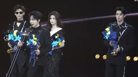 劉宇寧（前排）還未發言前，王鶴棣（後排右起）白鹿、羅雲熙都還很鎮定（圖／翻攝微博）